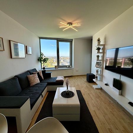 Appartamento Three Towers With Beautiful View And Parking! Bratislava Esterno foto