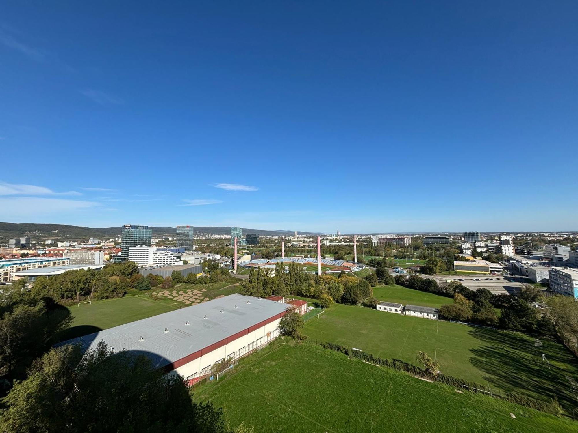 Appartamento Three Towers With Beautiful View And Parking! Bratislava Esterno foto